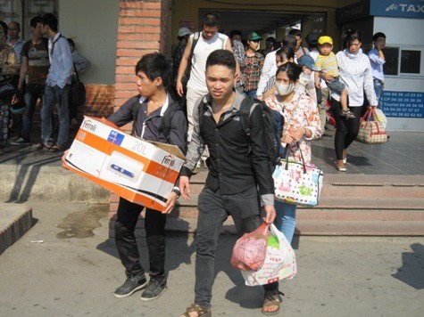 Rất nhiều sinh viên tận dụng những kỳ nghỉ về quê mang rất nhiều đồ lên Hà Nội